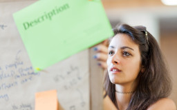 Symbolic image: Pupil writes her thoughts on a board (Photo: Steffen Walther and Jan Bernert)