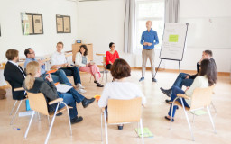 Speaking without words: mastering body language in workshops (Photo: Steffen Walther and Jan Bernert)