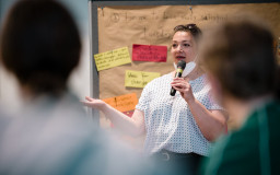 The seminar leader speaks in the seminar (Photo: Henry Sowinski)