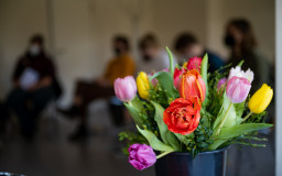 Flowers in the seminar room (Photo: Henry Sowinski)