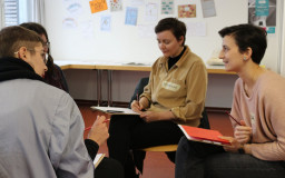 Seminarteilnehmer*innen üben sich in gewaltfreier Kommunikation / Foto: Dorit Machell (EJBW)