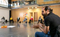 Junge Menschen in einem Seminar