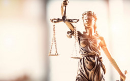 The figure of Justitia stands for finding the right measure of punishment. She wears a blindfold, a pair of scales and a sword. / Photo: sebra/shutterstock