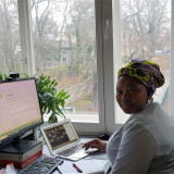 Aline Mugisho sitting at her desk during the seminar /​/​ Photo: Siwan Alkerdi