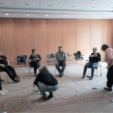 Projektmitarbeiterin Dorit Machell legt Informationsmaterial für die Teilnehmenden bereit
