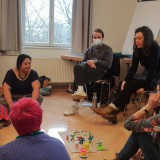 Die Teilnehmenden werten die im Seminar entstandenen Symbole aus, gemeinsam mit der Referentin Margarita Garcia. 