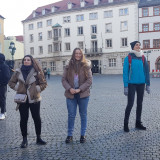 Teilnehmende stehen in der Weimarer Innenstadt während der Kunstaktion