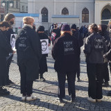 Aktivisten stehen im Kreis, halten die Portraits der Opfer in ihren Händen und haben die Aufschrift »Hanau ist überall« auf ihrer Jackenrückseite 