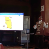 Kokou Edoh Mensah spricht im Seminar über die Auswirkungen der deutschen Kolonialzeit in Togo