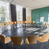 Seminarraum »Berlin« im Rezeptionsgebäude. 132m² für bis zu 80 Personen bzw. geteilt 44m² für 25 Personen