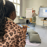 Madeleine Macarei steht am Flipchart und klärt über fake news auf. (Fotos: EJBW)