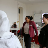 Ministerin Doreen Denstädt und Trainerin Caroline Ellenberger im Klassenzimmer (Fotos: TMMJV/​ Theresa Ertel) 