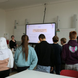 Schüler der Regelschule knobeln beim Quiz zur Geschichte der Thüringer Verfassung 