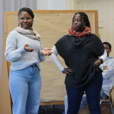  Juliana Odamea Asare (Praktikantin im Projekt, links) spricht vor der Gruppe. 