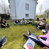 Denise Lee arbeitet mit der Gruppe bei schönem Wetter im Grünen