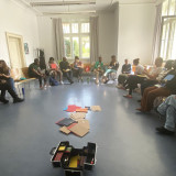 Die Gruppe sitzt im Stuhlkreis