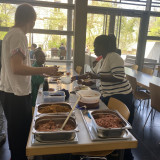 Einige Teilnehmer*innen haben das Mittagessen für die ganze Gruppe gekocht