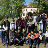 Indische Schüler*innen vor der Gelben Villa der EJBW. Foto: Katharina von der Gönna