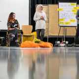 Margaux Richet, a participant and Thaer Issa vor einem Flipchart /​/​ Foto: Thomas Müller 