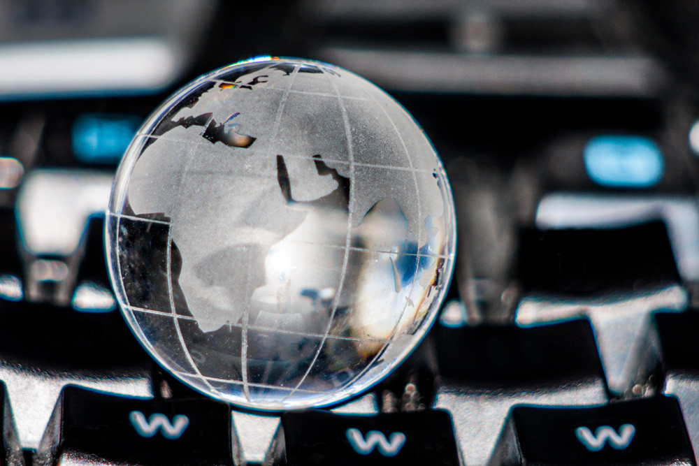 Globe on a keyboard /​/​ Foto: Thorben Wengert /​ pixelio.de