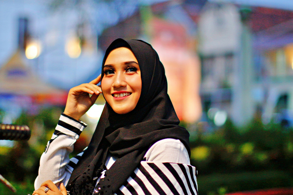Arabische Frau trägt Hijab