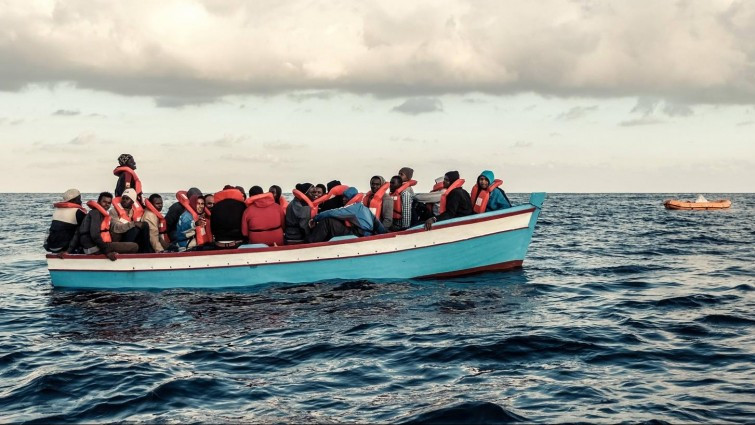 A crowded refugee boat with refugees drifts on the sea west of Tripolis, Libya /​/​ Foto: imago /​ Rene Traut