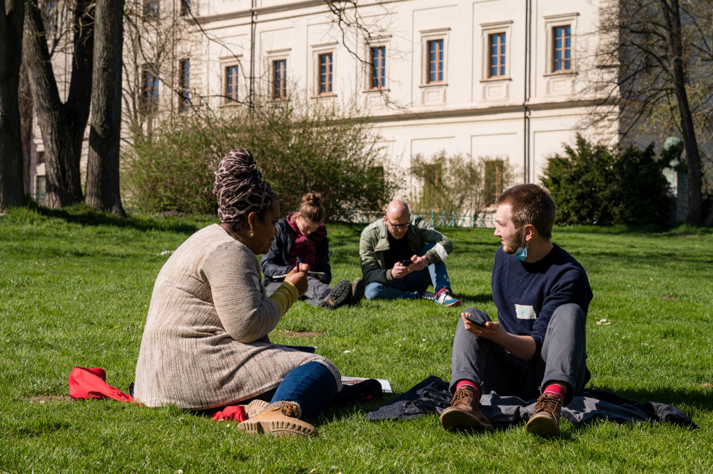 Seminararbeit an der frischen Luft (Foto: Henry Sowinski)