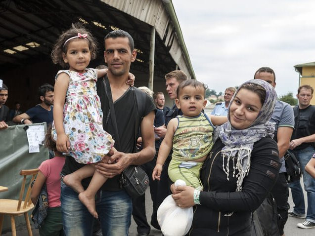 Syrische Familie erreicht Passau, August 2015 (Foto: Jazzmany /​ Shutterstock)